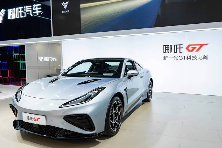 广州185哪吒汽车在智能汽车领域的表现，领途汽车在新能源汽车市场中的影响力